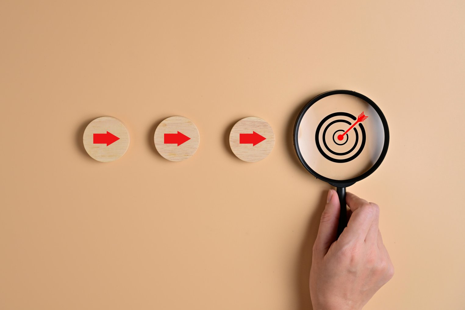 Target goal and arrow icons depicting how SEO agencies get you back on track