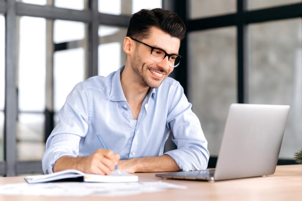 Man attending a webinar about backlinking and SEO through his laptop