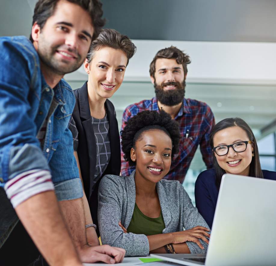 Team members of a digial marketing agency in front of a laptop